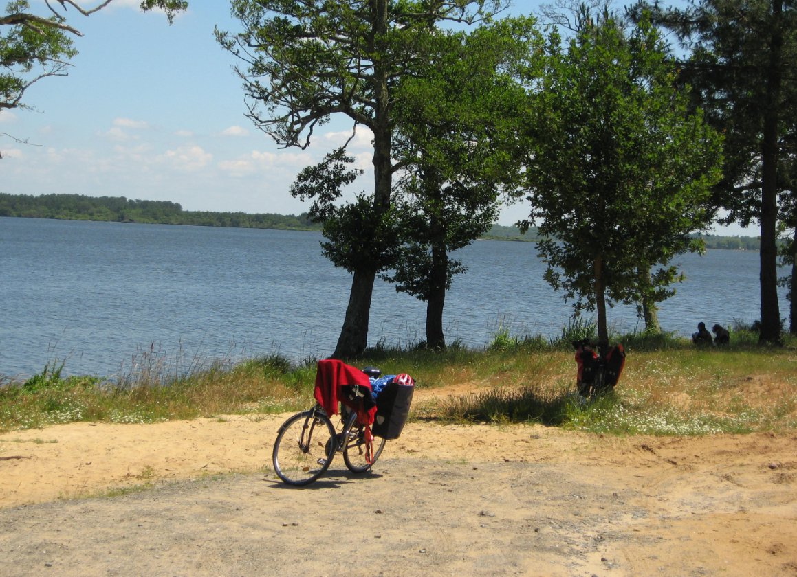 North-west of Bordeaux by bike. Great lakes, ocean and estuary!