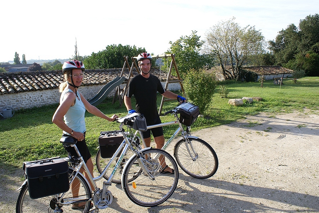 Bike tour in Medoc area: Bordeaux vineyard and ocean coast