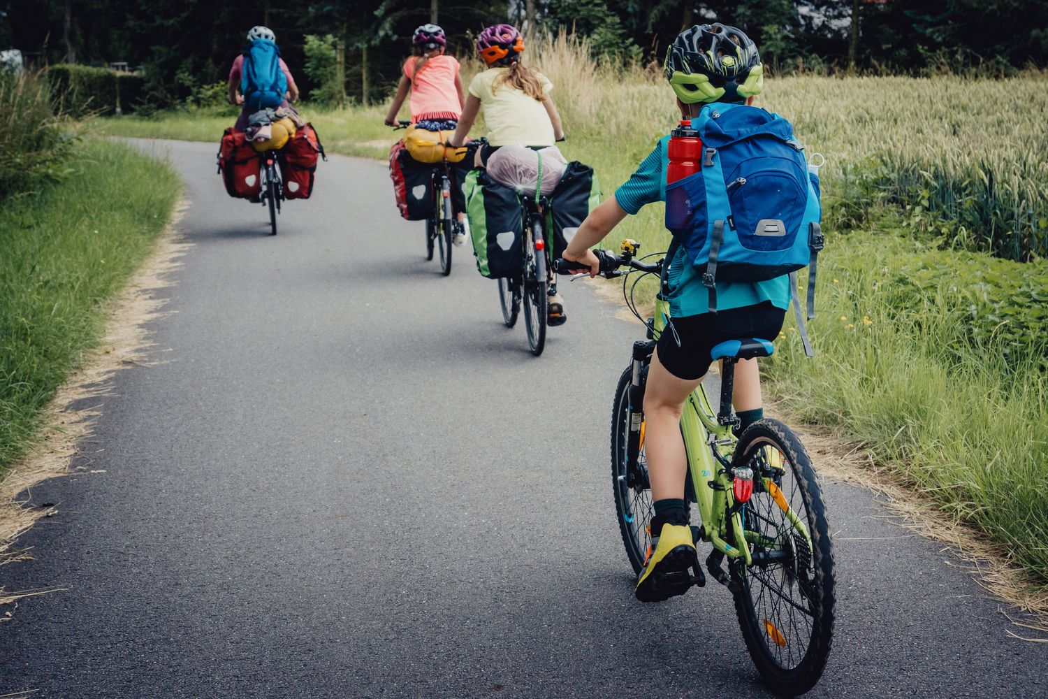 Familie auf einer Fahrradtour durch Niedersachsen in den Sommerf