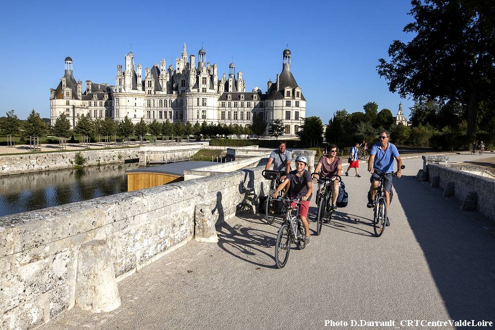 Bike tour in Loire valley - Bridge and castle of Chambord